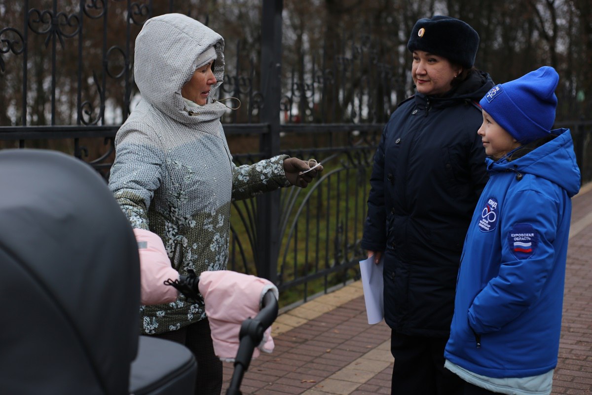 ЮИДовцы вручили талисманы дорожной безопасности кировчанам ЮИДовцы вручили талисманы дорожной безопасности кировчанам