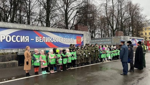 В Кирове школьники и Госавтоинспекция вручили прохожим «ангелочков» в память о жертвах ДТП