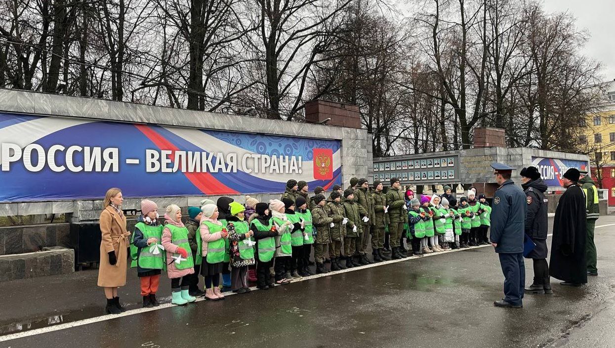 В Кирове школьники и Госавтоинспекция вручили прохожим «ангелочков» в память о жертвах ДТП