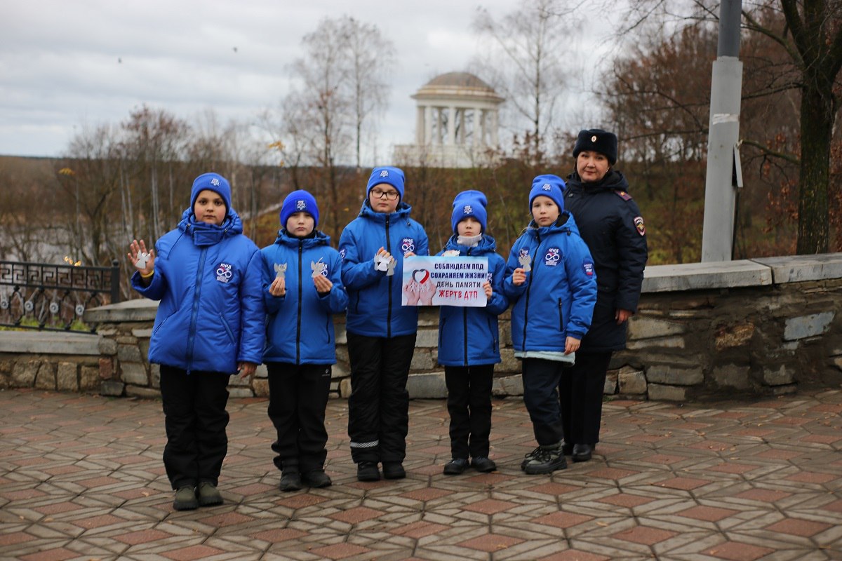 ЮИДовцы вручили талисманы дорожной безопасности кировчанам ЮИДовцы вручили талисманы дорожной безопасности кировчанам