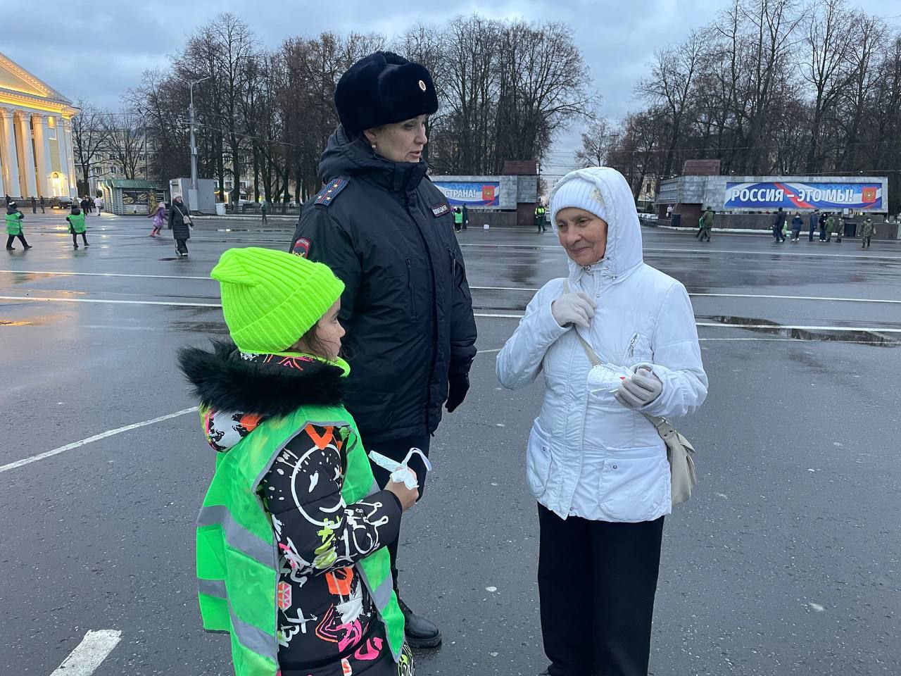 В Кирове школьники и Госавтоинспекция вручили прохожим «ангелочков» в память о жертвах ДТП В Кирове школьники и Госавтоинспекция вручили прохожим «ангелочков» в память о жертвах ДТП