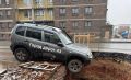 Автомобиль "Нива" повис передними колесами над ямой