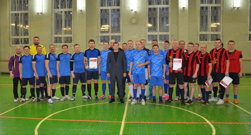 #спортНормаЖизни. Прокурор Кировской области Юрий Рываев наградил победителей и участников межведомственного футбольного турнира, который состоялся сегодня в Кирове