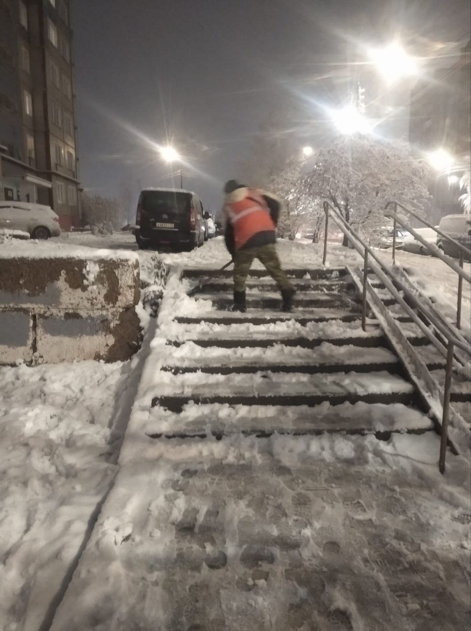 Городским службам поставлена задача обеспечить постоянную уборку улиц до завершения снегопада Городским службам поставлена задача обеспечить постоянную уборку улиц до завершения снегопада