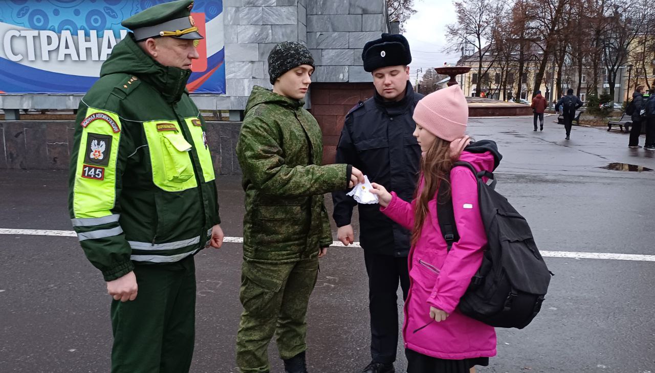 В Кирове школьники и Госавтоинспекция вручили прохожим «ангелочков» в память о жертвах ДТП В Кирове школьники и Госавтоинспекция вручили прохожим «ангелочков» в память о жертвах ДТП