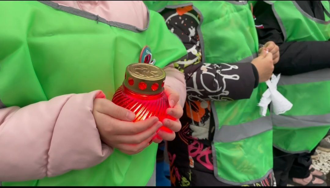 В Кирове школьники и Госавтоинспекция вручили прохожим «ангелочков» в память о жертвах ДТП В Кирове школьники и Госавтоинспекция вручили прохожим «ангелочков» в память о жертвах ДТП