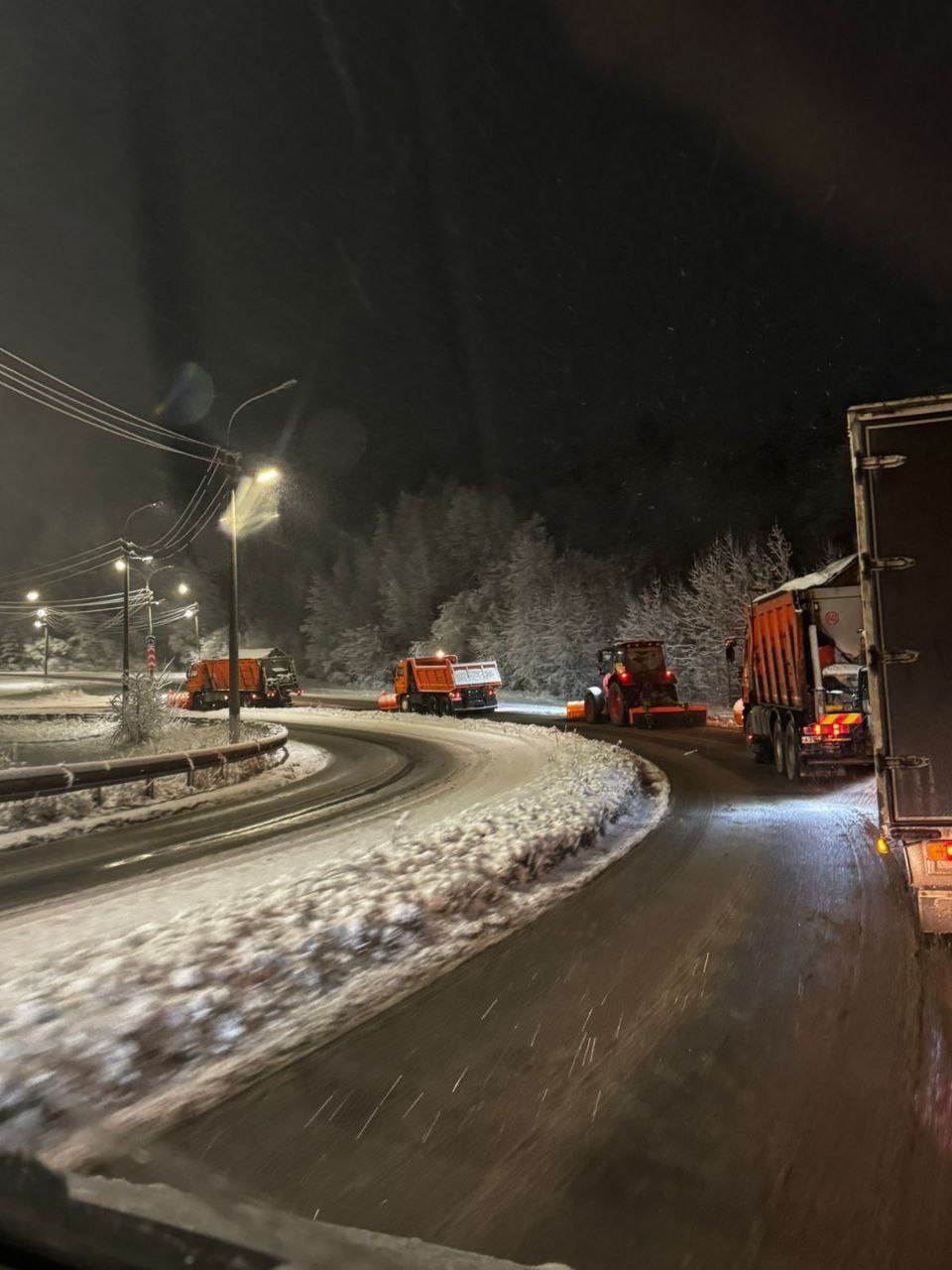 Городским службам поставлена задача обеспечить постоянную уборку улиц до завершения снегопада Городским службам поставлена задача обеспечить постоянную уборку улиц до завершения снегопада