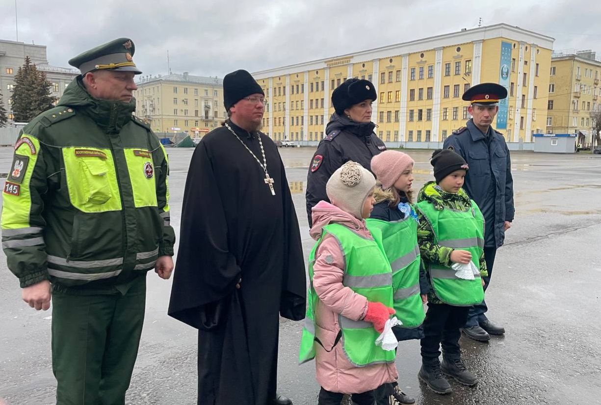 В Кирове школьники и Госавтоинспекция вручили прохожим «ангелочков» в память о жертвах ДТП В Кирове школьники и Госавтоинспекция вручили прохожим «ангелочков» в память о жертвах ДТП