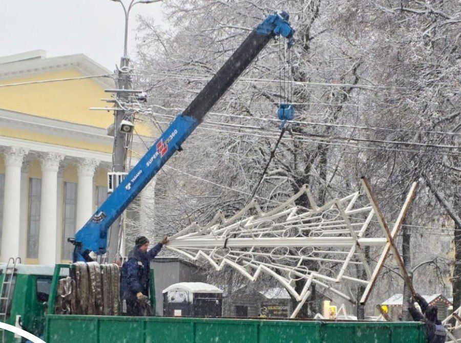 Сегодня начали украшать Театральную площадь к Новому году