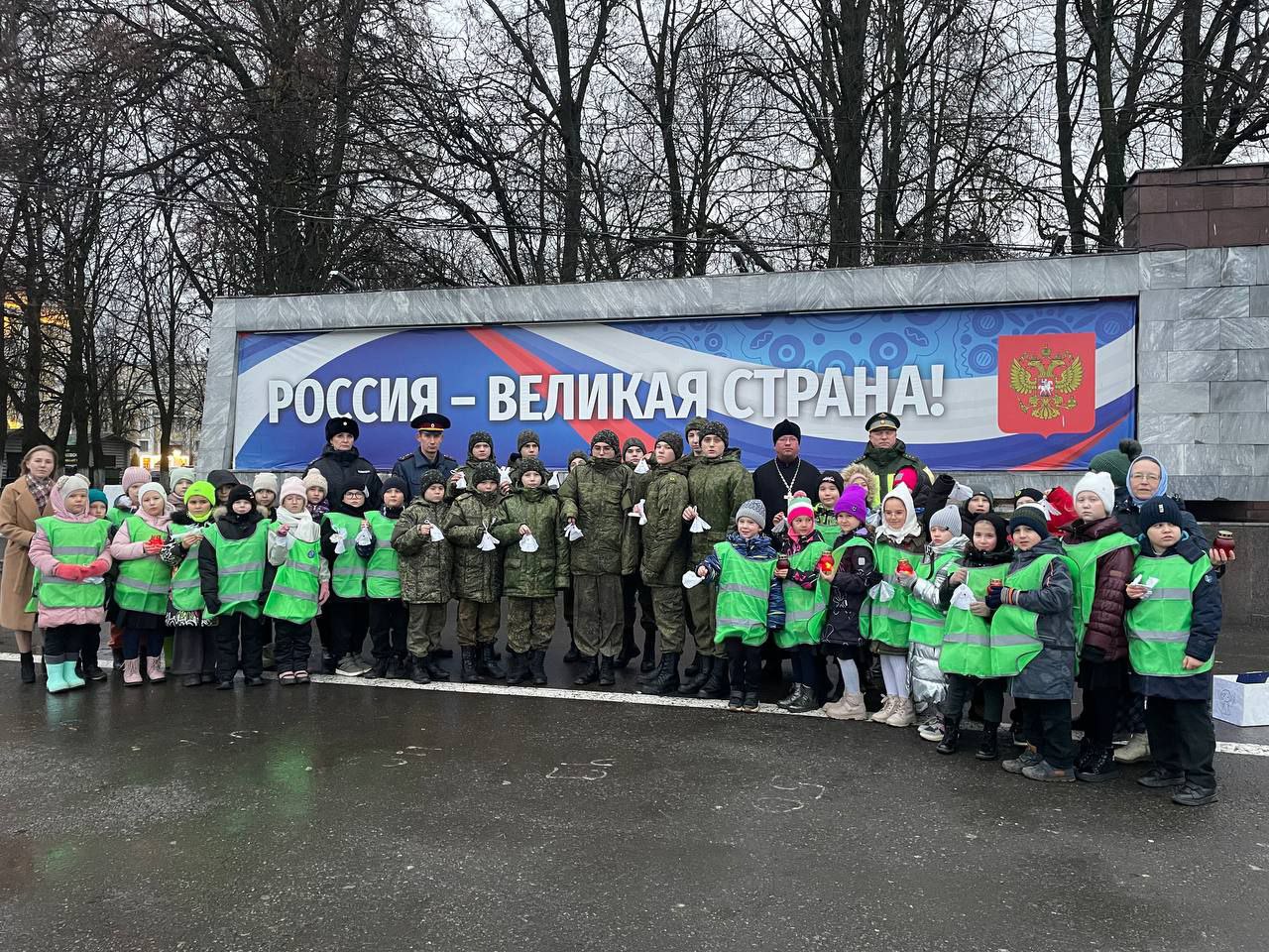 В Кирове школьники и Госавтоинспекция вручили прохожим «ангелочков» в память о жертвах ДТП В Кирове школьники и Госавтоинспекция вручили прохожим «ангелочков» в память о жертвах ДТП