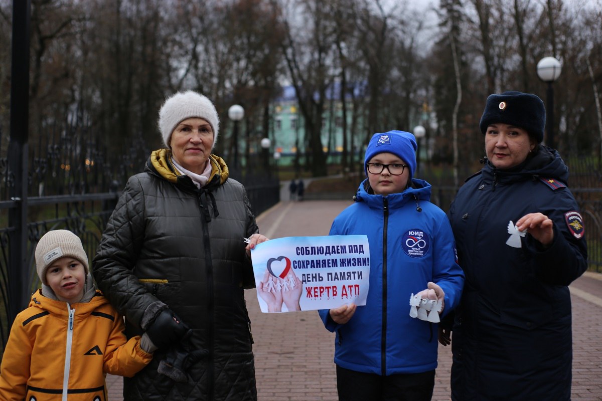 ЮИДовцы вручили талисманы дорожной безопасности кировчанам ЮИДовцы вручили талисманы дорожной безопасности кировчанам