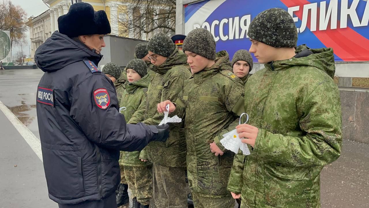 В Кирове школьники и Госавтоинспекция вручили прохожим «ангелочков» в память о жертвах ДТП В Кирове школьники и Госавтоинспекция вручили прохожим «ангелочков» в память о жертвах ДТП