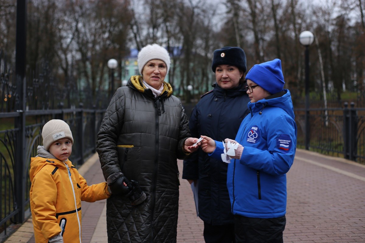 ЮИДовцы вручили талисманы дорожной безопасности кировчанам ЮИДовцы вручили талисманы дорожной безопасности кировчанам