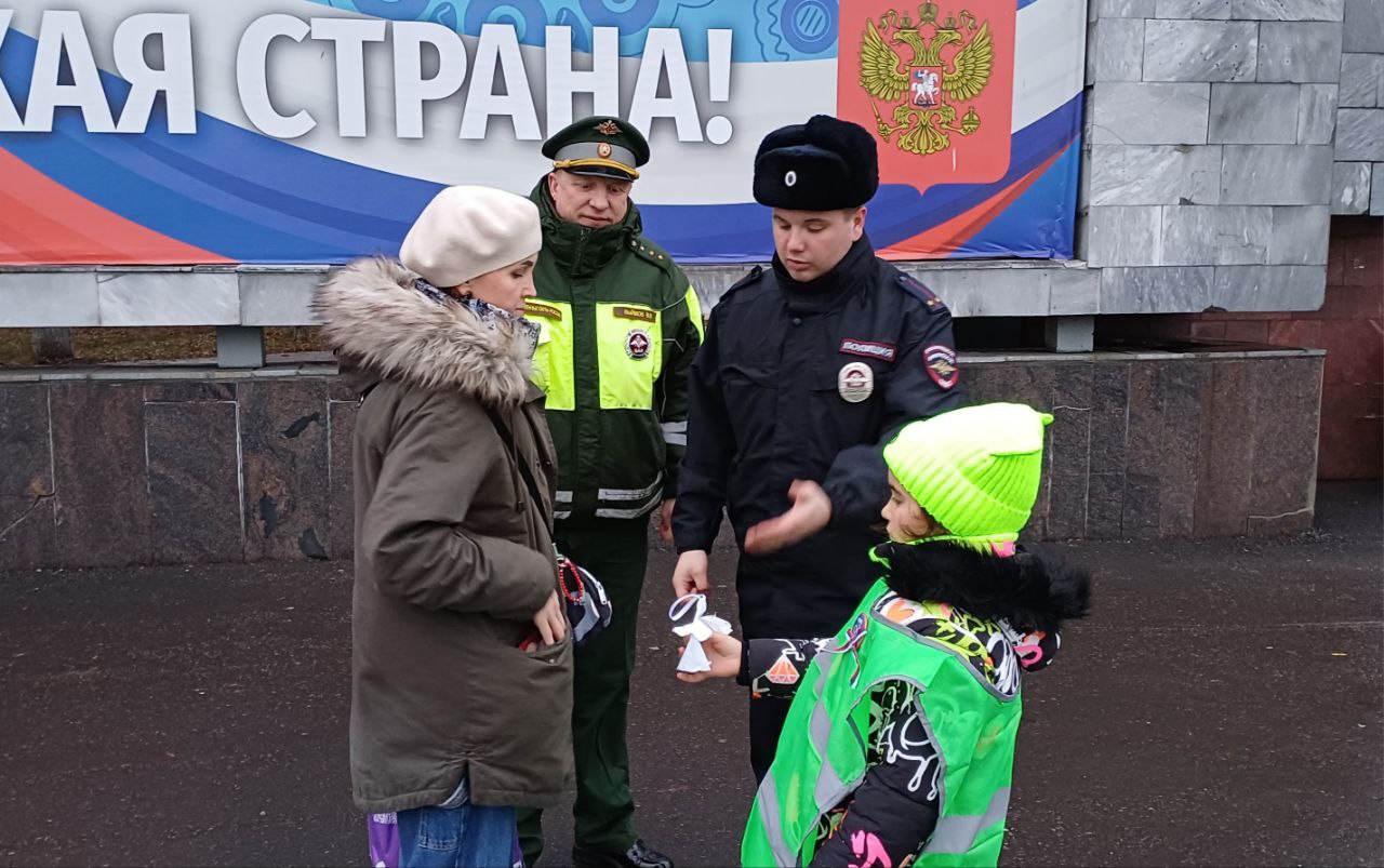 В Кирове школьники и Госавтоинспекция вручили прохожим «ангелочков» в память о жертвах ДТП В Кирове школьники и Госавтоинспекция вручили прохожим «ангелочков» в память о жертвах ДТП