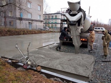В Кирово-Чепецке бетонируют новую парковку для ЦРБ