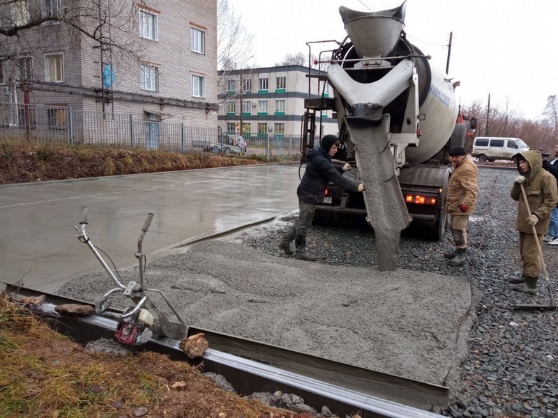 В Кирово-Чепецке бетонируют новую парковку для ЦРБ