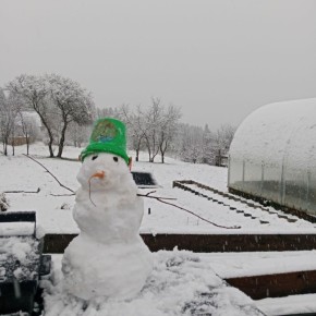 Снеговик из Среднеивкино.. фото vk.com/selo_sredneivkino