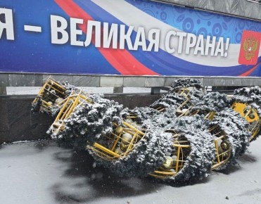 Каркас главной елки города установили на Театральной площади