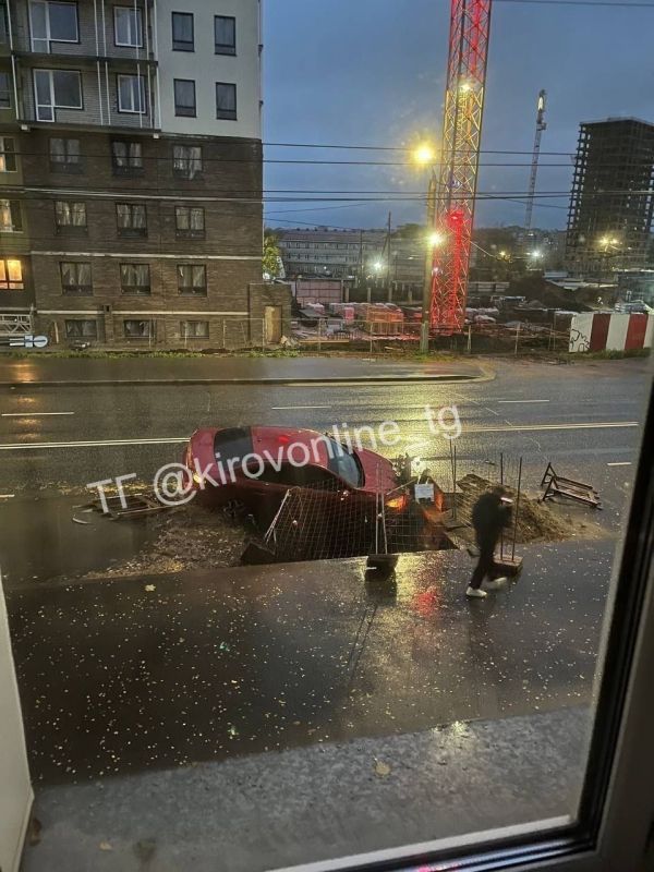 Третий автомобиль в яме