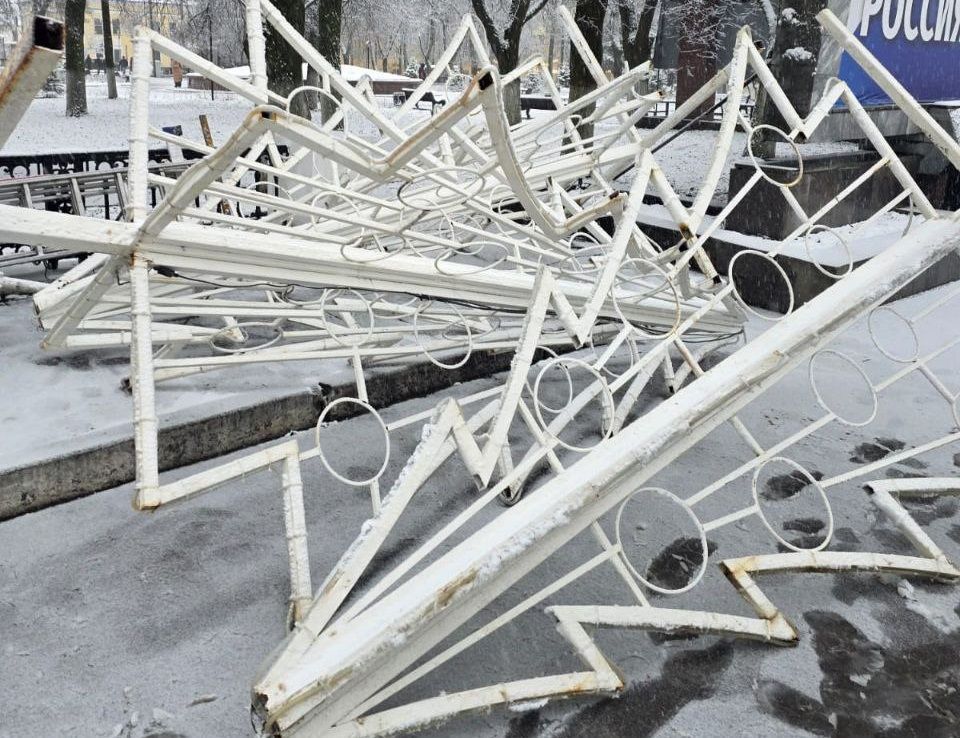 Каркас главной елки города установили на Театральной площади Каркас главной елки города установили на Театральной площади