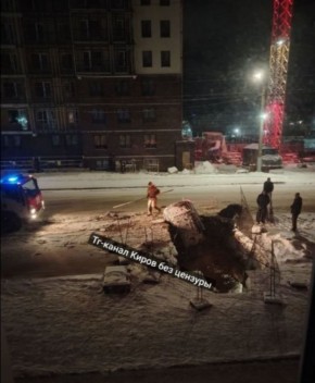 На улице Попова в рабочую яму попал автомобиль