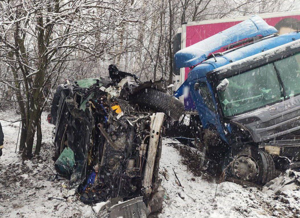 2 человека погибли в аварии с грузовиком