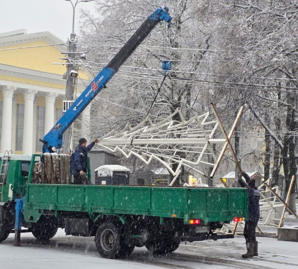 Каркас главной елки города установили на Театральной площади Каркас главной елки города установили на Театральной площади