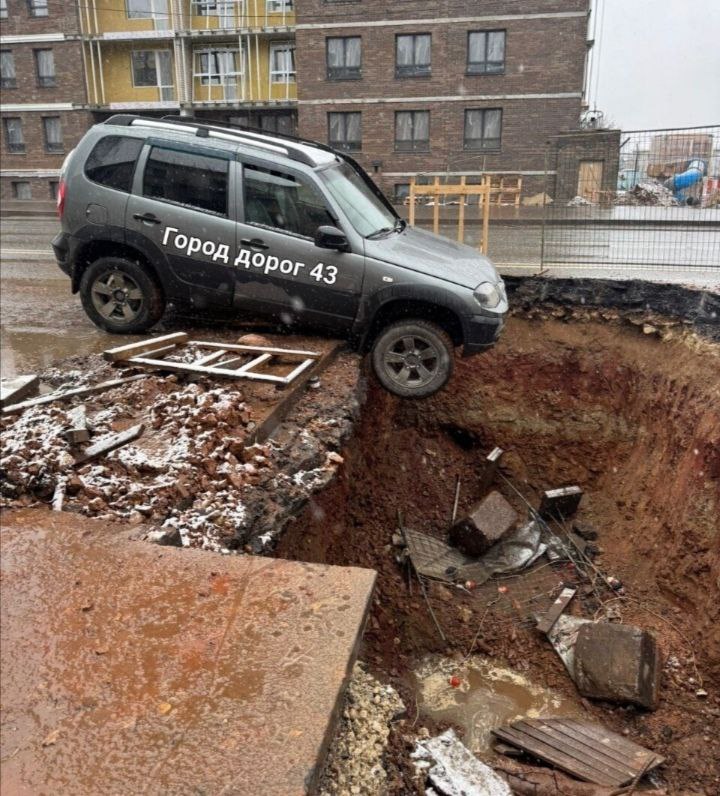 На улице Попова в рабочую яму попал автомобиль На улице Попова в рабочую яму попал автомобиль