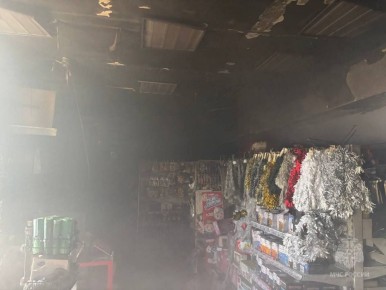 В Слободском в торговом центре загорелся магазин