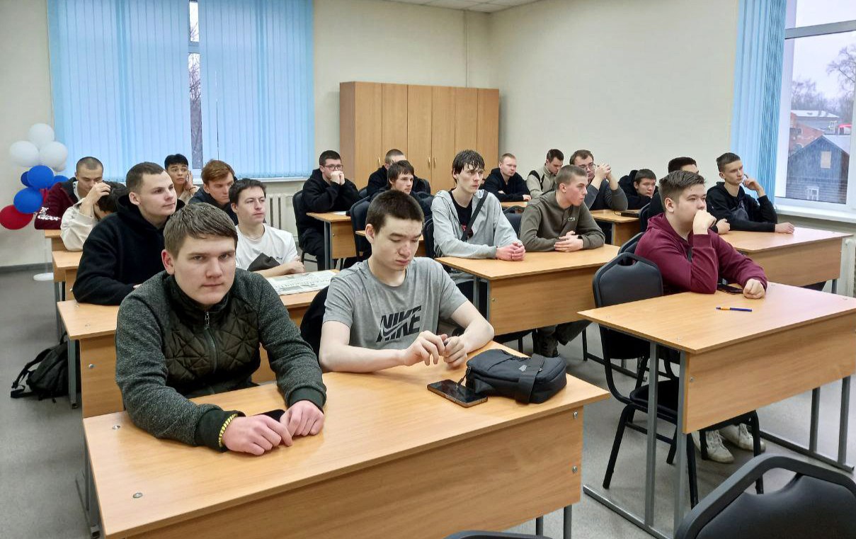 Кировский автоинспекторы организовали всеобучи по ПДД для студентов Кировский автоинспекторы организовали всеобучи по ПДД для студентов