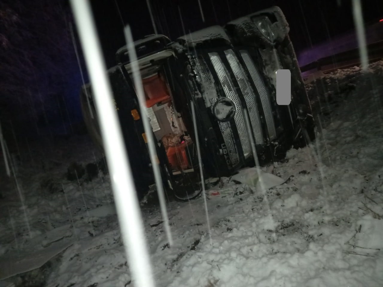 На трассе в Афанасьевском районе водитель «уложил» фуру на бок