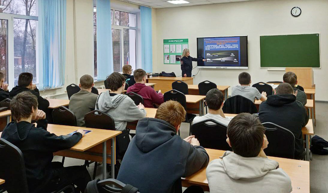 Кировский автоинспекторы организовали всеобучи по ПДД для студентов