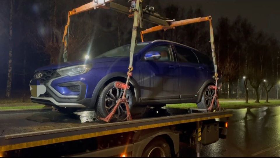 Сотрудники Госавтоинспекции напоминают водителям о неукоснительном соблюдении Правил дорожного движения, в частности, правил остановки и стоянки