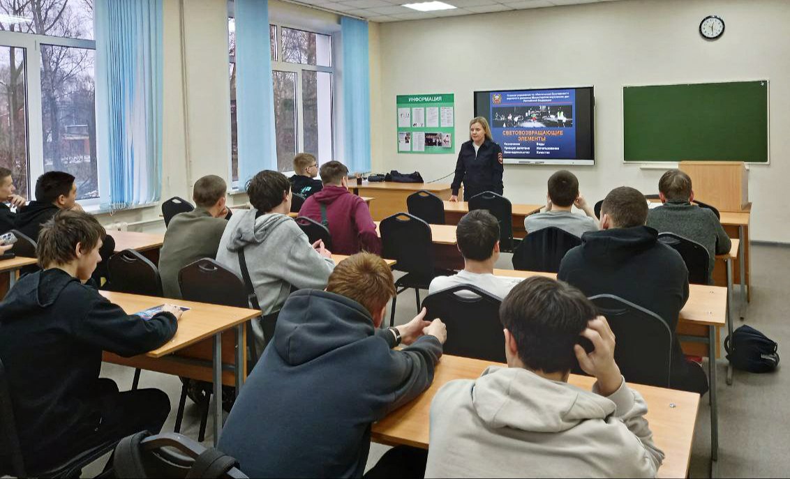 Кировский автоинспекторы организовали всеобучи по ПДД для студентов Кировский автоинспекторы организовали всеобучи по ПДД для студентов