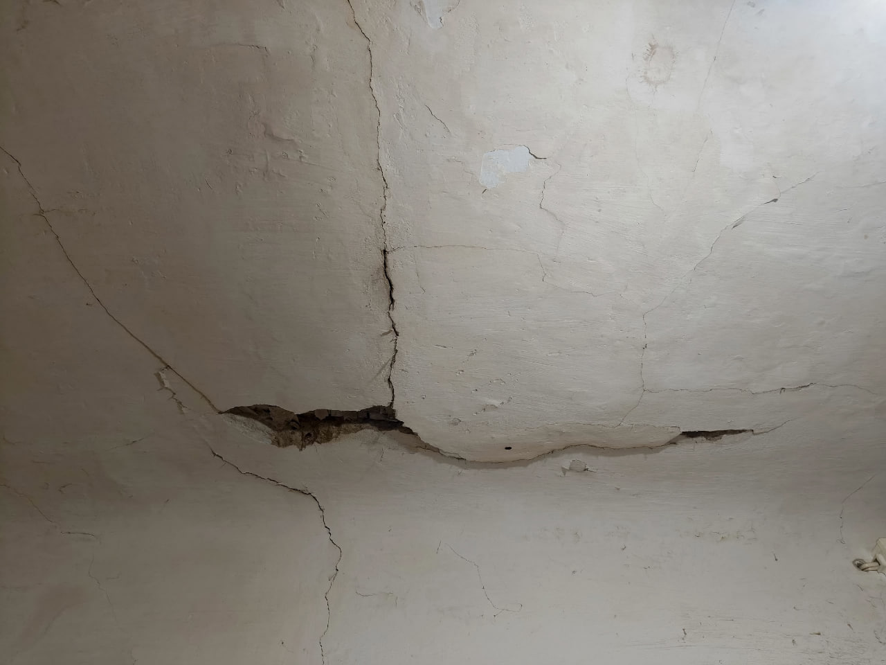 Потолки рушатся, проводка гниёт: жители дома на Дзержинского,58 борются за безопасность своих квартир Потолки рушатся, проводка гниёт: жители дома на Дзержинского,58 борются за безопасность своих квартир