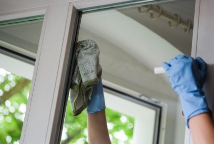 Без капли воды и средства: опытные хозяйки моют окна только так