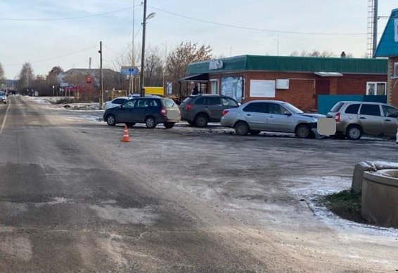 В д. Тижняя Тойма Вятскополянского района произошло столкновение трех автомобилей В д. Тижняя Тойма Вятскополянского района произошло столкновение трех автомобилей