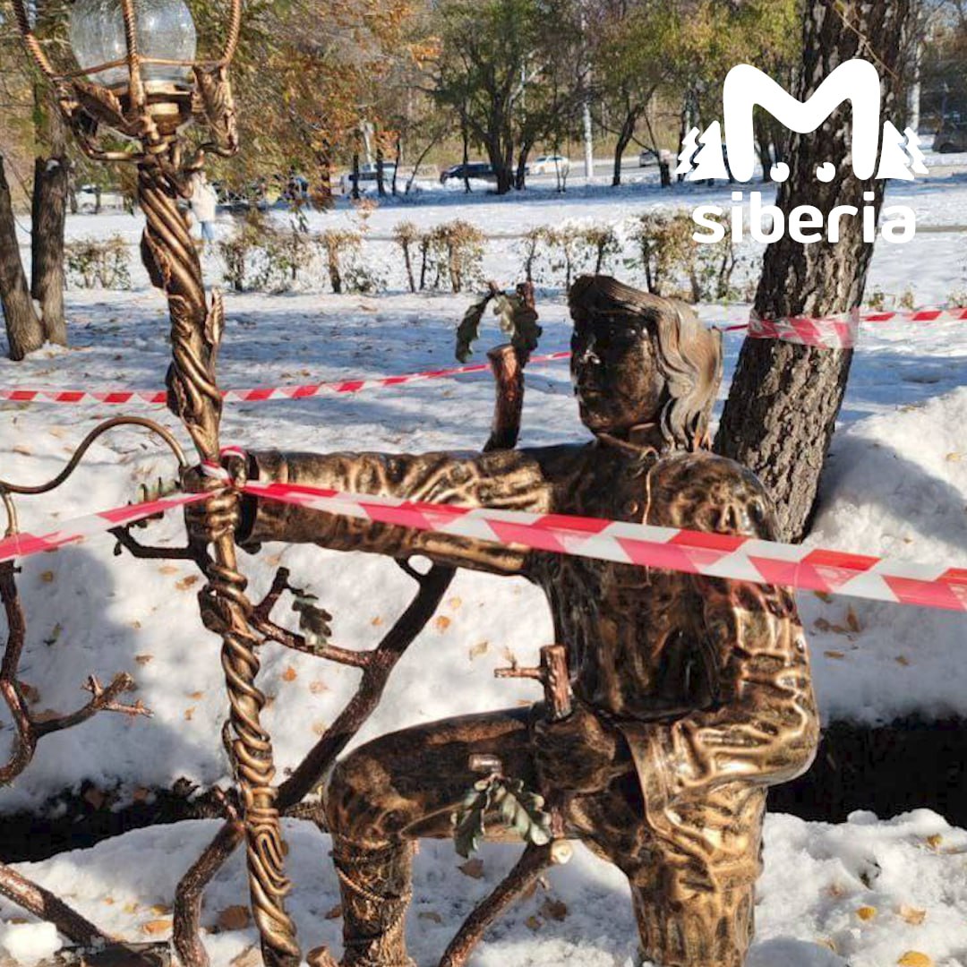 Вандалы украли шляпу "волшебного мальчика" в Новосибирске