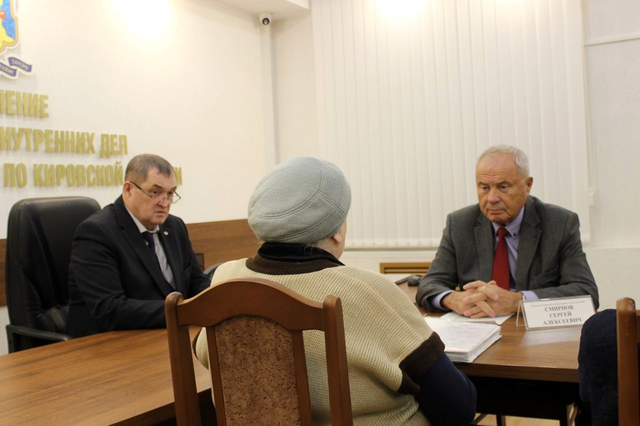 В УМВД России по Кировской области в соответствии с графиком прошел личный прием граждан начальником Управления генерал-майором полиции Константином Селяниным