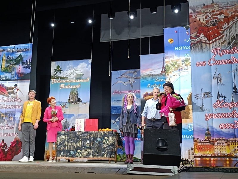 Известные артисты получили в подарок пряники со знаменитыми вятскими выражениями Известные артисты получили в подарок пряники со знаменитыми вятскими выражениями