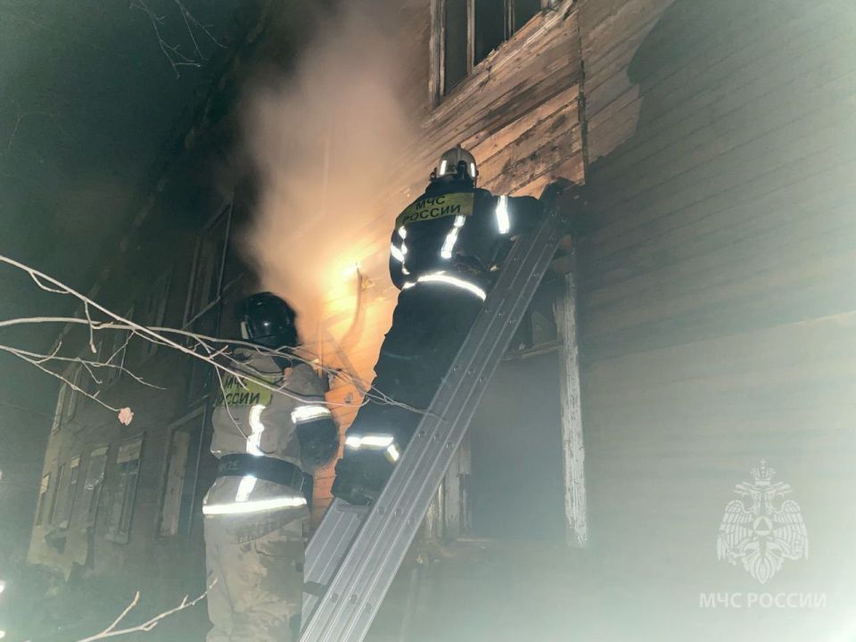 В Вересниках сегодня вечером загорелся двухэтажный нежилой дом