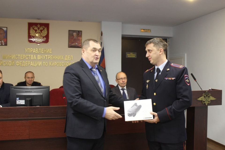 Начальник регионального УМВД Константин Селянин по поручению губернатора Кировской области Александра Соколова передал руководителю отдела беспилотных воздушных судов УМВД Ярославу Тарасову еще одну единицу техники