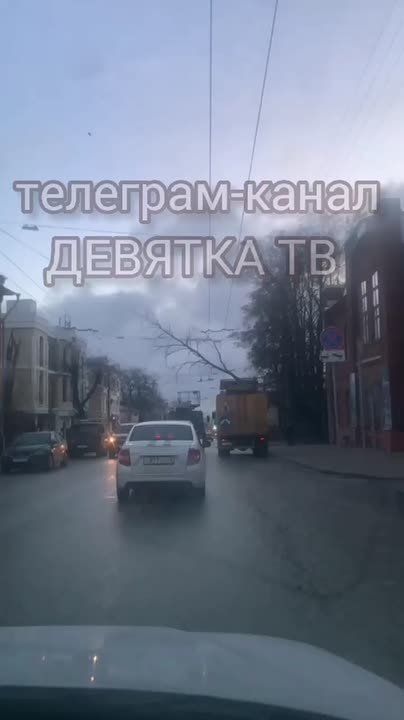 Дерево опасно нависло над дорогой сегодня утром