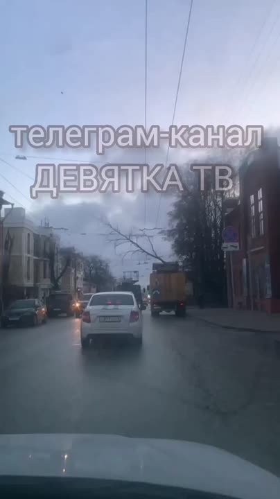 Дерево опасно нависло над дорогой сегодня утром