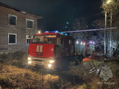 В Вересниках сотрудники МЧС России потушили нежилой дом