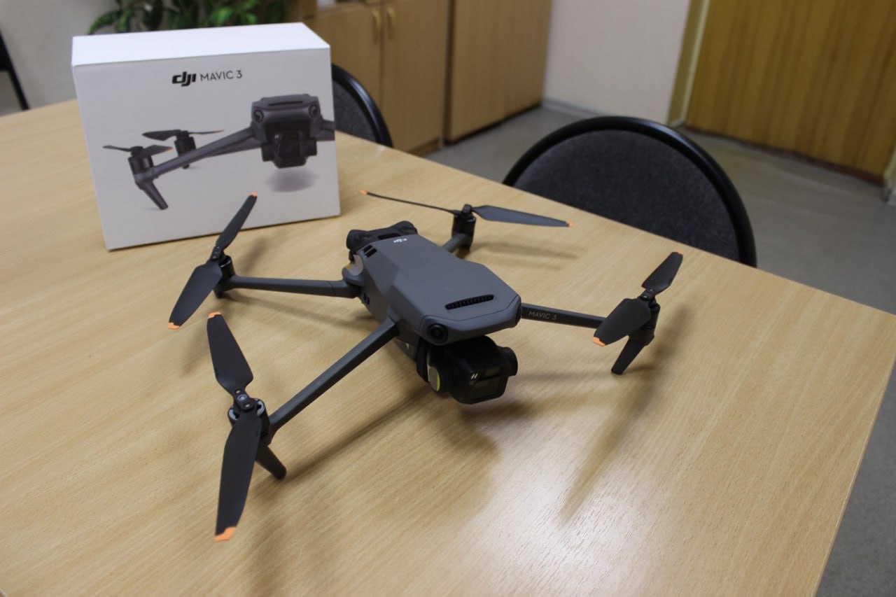 Начальник регионального УМВД Константин Селянин по поручению губернатора Кировской области Александра Соколова передал руководителю отдела беспилотных воздушных судов УМВД Ярославу Тарасову еще одну единицу техники Начальник регионального УМВД Константин Селянин по поручению губернатора Кировской области Александра Соколова передал руководителю отдела беспилотных воздушных судов УМВД Ярославу Тарасову еще одну единицу техники