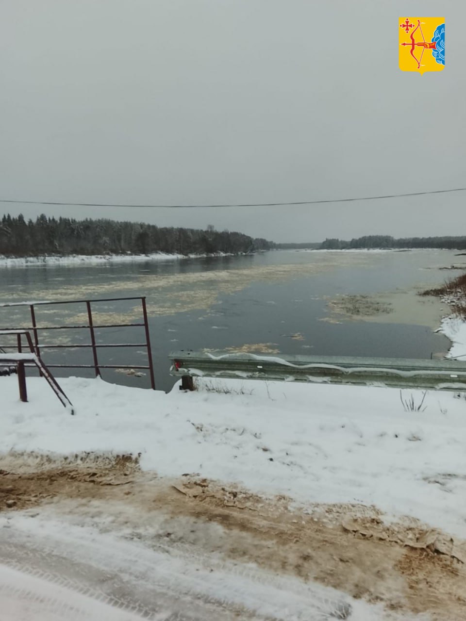 Движение по понтонному мосту через Лузу на время шуги не останавливают Движение по понтонному мосту через Лузу на время шуги не останавливают