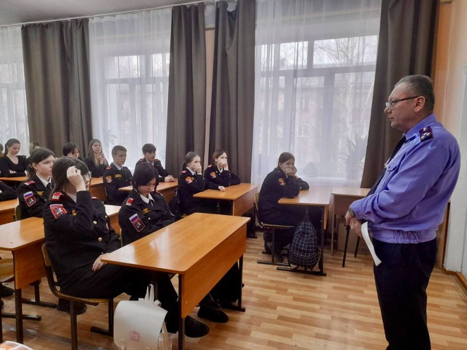 Офицер следственного управления СК России по Кировской области встретился с учащимися школы