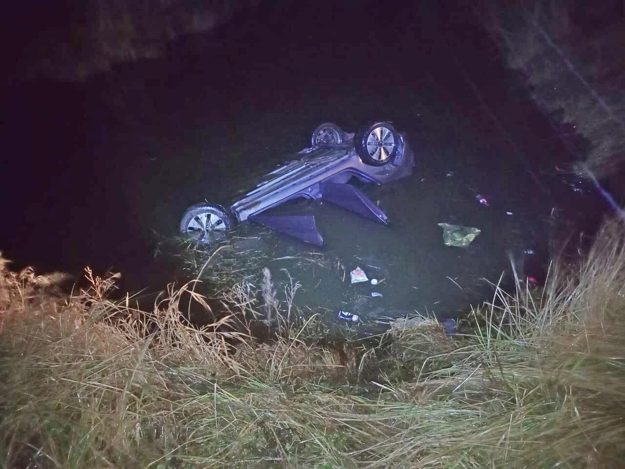 Полицейские спасли двух человек из автомобиля, упавшего в реку