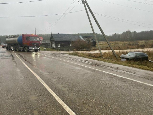 В Нолинском районе «двенадцатая» после столкновения с грузовиком улетела в кювет
